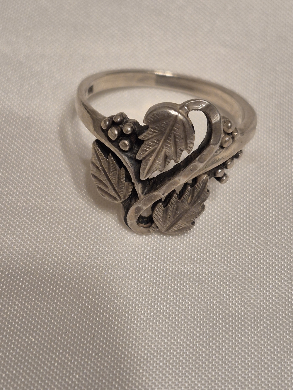 Blackhills Leaf Motif Sterling Ring in Silver